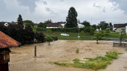 FOTO: Voda se valila z pole rychlostí blesku