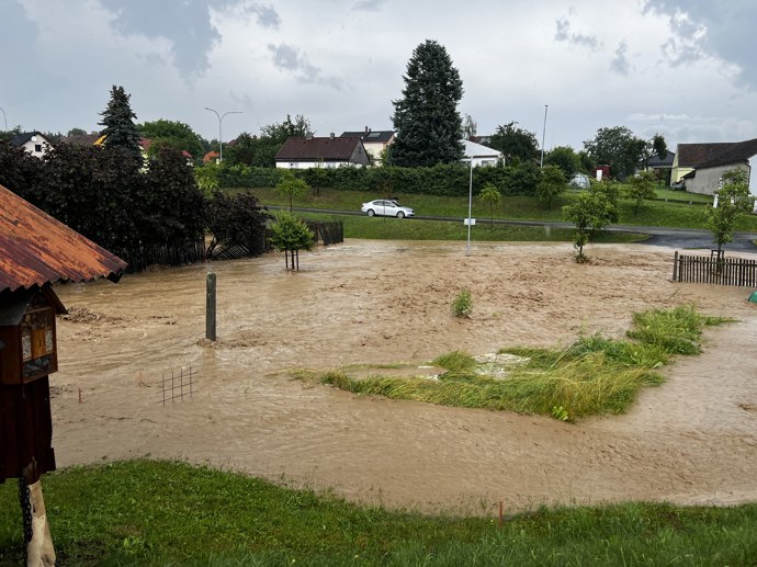 FOTO: Voda se valila z pole rychlostí blesku – stránka 42