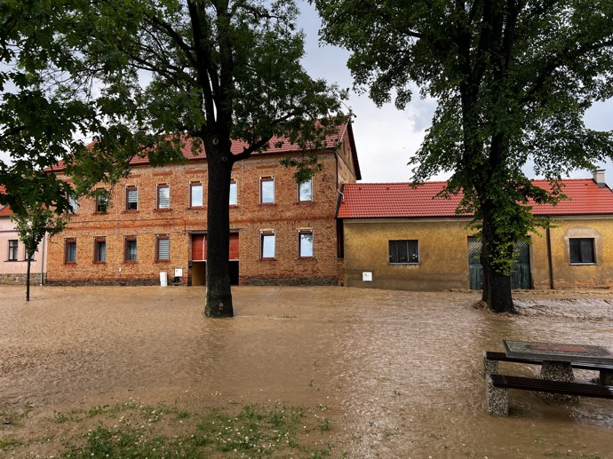 FOTO: Zaplavená náves obce Blížejov – stránka 50