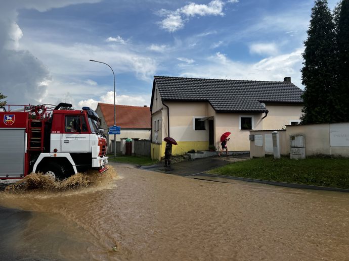 FOTO: Hasiči měli plné ruce práce. – stránka 49