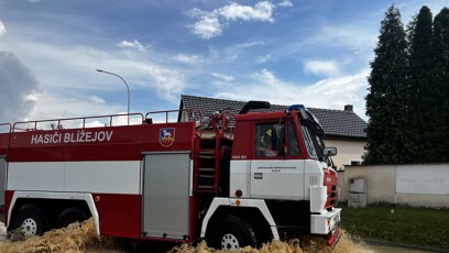 FOTO: Hasiči měli plné ruce práce až do večerních hodin.