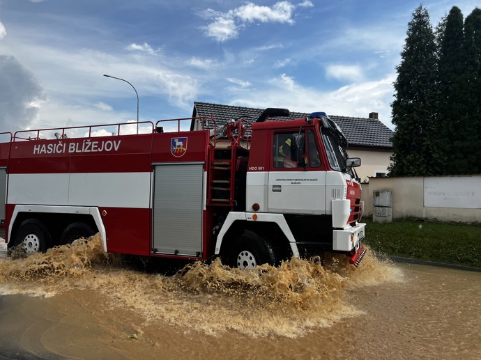 FOTO: Hasiči měli plné ruce práce až do večerních hodin. – stránka 45