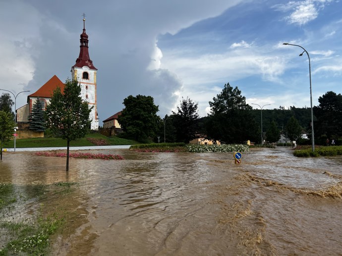 FOTO: Zaplavená náves obce Blížejov – stránka 48