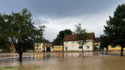FOTO: V obci přetekl i rybník.