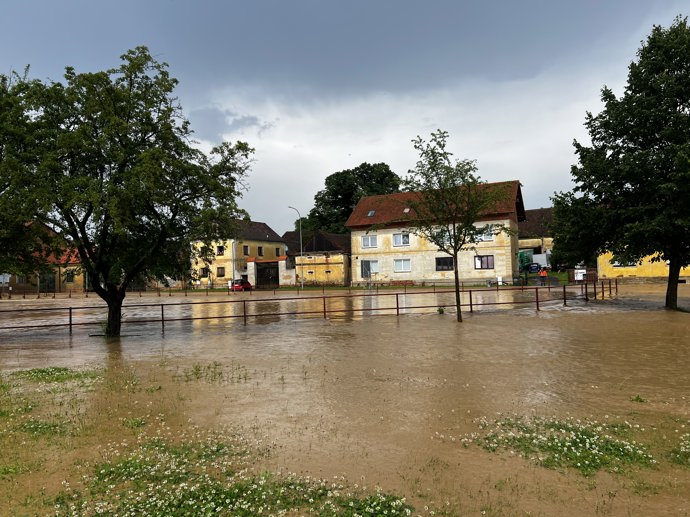 FOTO: V obci přetekl i rybník. – stránka 46