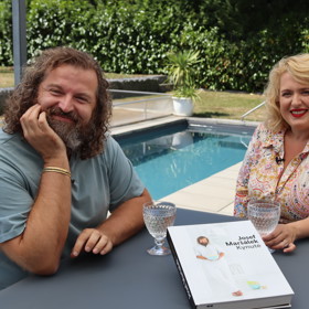 Miluška Bittnerová navštívila Josefa s talkshow Na kafeečko přímo u něj doma, u bazénu. 