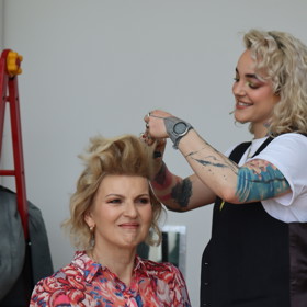 SuperWoman Jitka Chizzola si nechala jemně zvlnit vlasy.