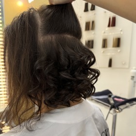 Precizní natáčení kulmou trvalo něco málo přes hodinu. 