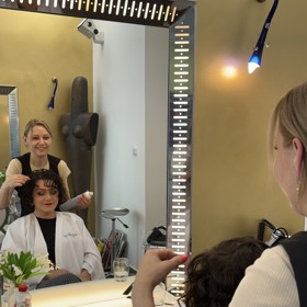 O krásný účes se Markétě postarali v kadeřnickém salonu Lorma.