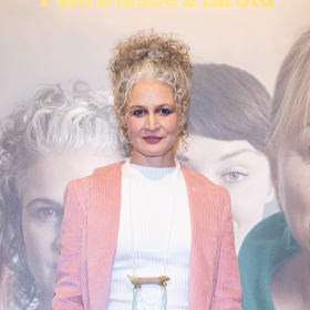 Přirozeně šedivějící kudrlinky zdobí také českou herečku Terezu Hofovou (44). S prvními šedinami se seznámila už před čtyřicítkou, nijak ji to ale nerozhodilo a hrdě je nosí ve své přirozené kráse.