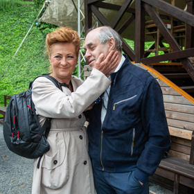 Herečka Simona Stašová nosí velký sportovní batoh, do kterého se toho hodně vejde. 