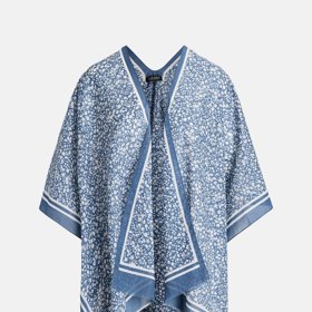Šátkové pončo je další z příkladů letní varianty šátkových oděvů. (Lauren Ralph Lauren,2 890 Kč