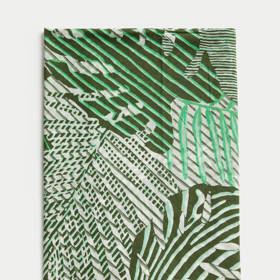 Šátek zvaný sarong, který je vhodný k úvazu nahrazujícím lehké šaty, najdete například v Marks&Spencer. (599 Kč)