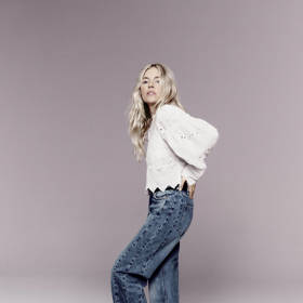 V šatníku Sienny Miller nikdy nechybí džíny. Momentálně má slabost pro ty široké, v módním tvaru barel.