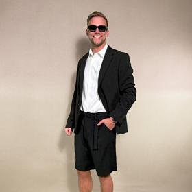 Pokud jdete na malou společenskou událost, která nemá přísně určený dresscode, mohou muži zvolit šortky. V tomto případě by měly být nejlépe s pukem, v černé barvě a lehce širší a ne moc krátké. Styling vytvořila Nikola Marková.