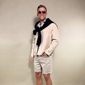 I do práce mohou muži v šortkách, pokud to jejich firemní politika dovoluje. Vrstvení s tlumenými barvami vypadá elegantně. Styling vytvořila Nikola Marková.