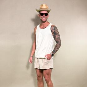 I outfit na pláž může vypadat stylově, jen to chce zvolit jednobarevné plavkové šortky. Styling vytvořila Nikola Marková.