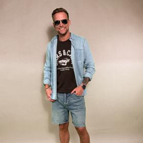 První outfit s džínovými šortkami sestavený stylistkou Nikolou Markovou. 