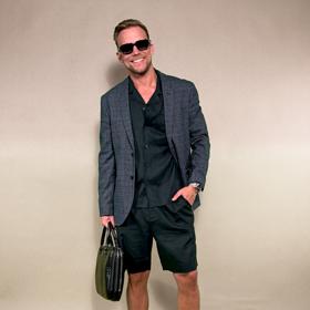 Druhý outfit sestává z lněného kompletu šortek a košile a je doplněn sakem s kostkou. Styling vytvořila Nikola Marková.