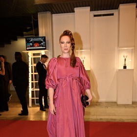 Pochvaly se nedočkala ani Nikol Kouklová. Stylistka Nikola Marková pouzkazuje na nevhodnou délku šatů, materiál i volbu účesu. 