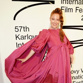 Zároveň dává radu, že k takovému modelu se opravdu nehodí černé doplňky. 