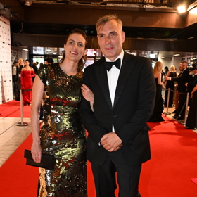 Herec Jiří Macháček s manželkou, režisérkou animovaných filmů Kristinou Dufkovou, oděnou do flitrů.