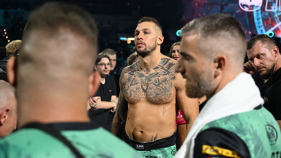 FOTO: Sandro Jandejsek během nástupu do klece.