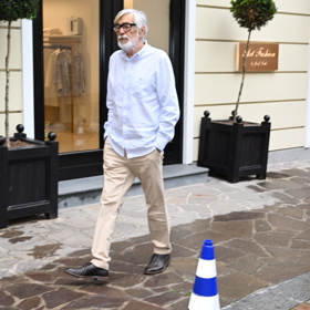 Jiří Bartoška už se prochází po karlovarské kolonádě.