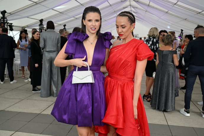 FOTO: Dominika Branišová si hlídala výstřih. – stránka 237