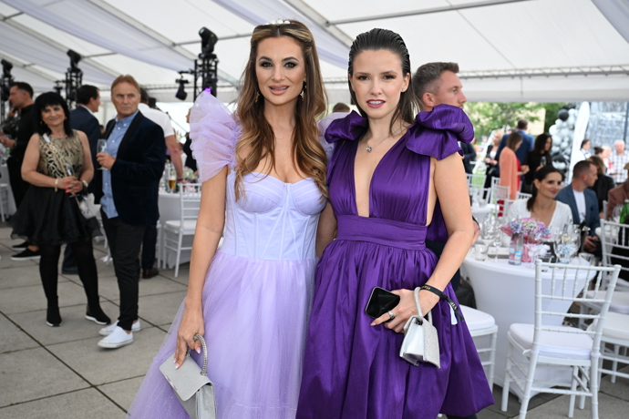 FOTO: Dominika Branišová s Lenkou Limberskou. – stránka 235