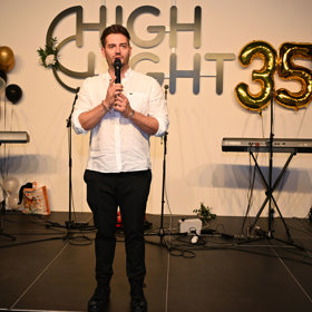 Jan Kopečný zazpíval na oslavě Lely Vémoly. 