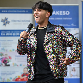 Rovnou tam i zazpíval.