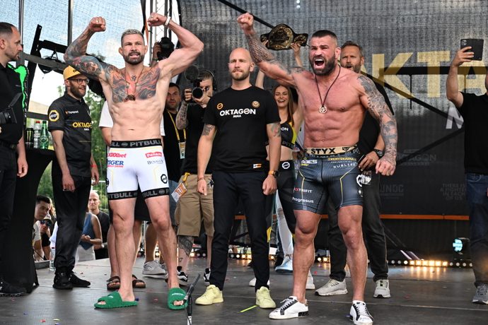 FOTO: Karlos Vémola a Attila Végh na veřejném vážení. – stránka 205