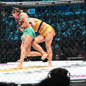 Influencerka Hana Gelnarová si to rozdala s profesionální zápasnicí Michaelou Dostálovou.