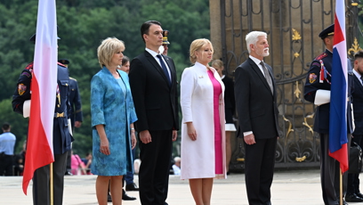 FOTO: První dáma Česka a slovenská prezidentka vsadily každá na jinou barvu.