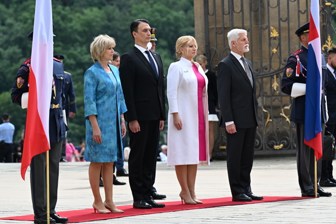 FOTO: První dáma Česka a slovenská prezidentka vsadily každá na jinou barvu. – stránka 60