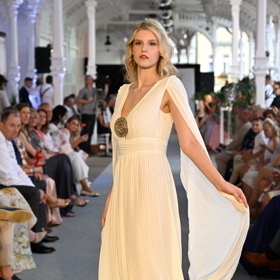 Natálie Jirásková předvedla na přehlídce dvoje šaty, nejprve béžovo-žluté...