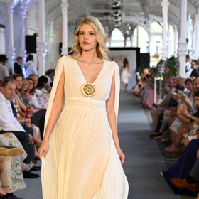 Natálie Jirásková opět zazářila na přehlídkovém mole. V zákulisí přitom zkolabovala pod náporem vedra, diváci nic nepoznali.