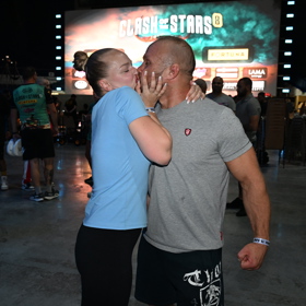 Filip Grznár ukázal přítelkyni. 