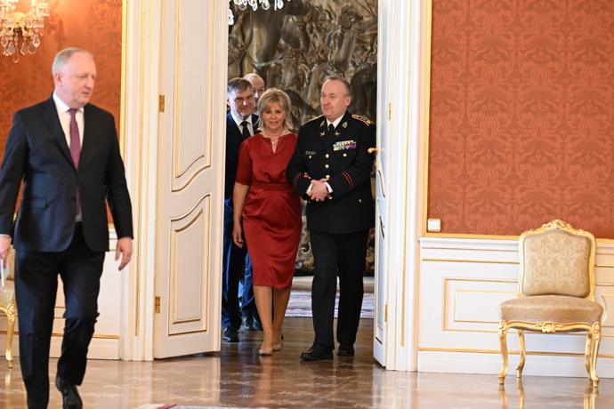 FOTO: První dámě to slušelo. – stránka 1048