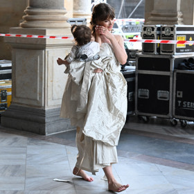 Boková s malou Ellou v náruči a bez lodiček, ze kterých jí pomohl její partner. 