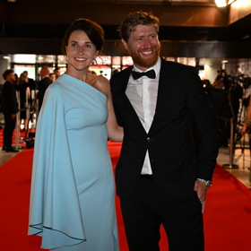 Hokejista Jakub Voráček vsadil na klasický smoking, jeho žena Markéta pak na nebesky modré šaty na jedno rameno.