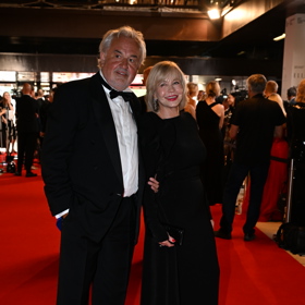 Herečka Jana Švandová nestárne a moc dobře ví, co ženám jejího věku lichotí. Do hotelu Thermal dorazila v doprovodu manžela Pavla Satorie v černých šatech s dlouhým rukávem, volánem a decentním výstřihem, které pro ni připravila návrhářka Martina Pipková Loudová.