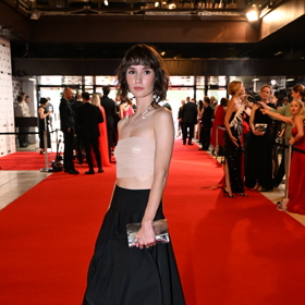 To herečka Eliška Křenková se odvázala poněkud více. Na červený koberec nakráčela v titěrném topíku tělové barvy a veledlouhé černé sukni. S vrškem pak barevně sladila lodičky na jehlovém podpatku a vše dotáhla stříbrným psaníčkem.