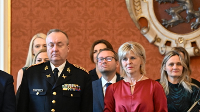 FOTO: Eva Pavlová doplnila šaty o perlový náhrdelník.