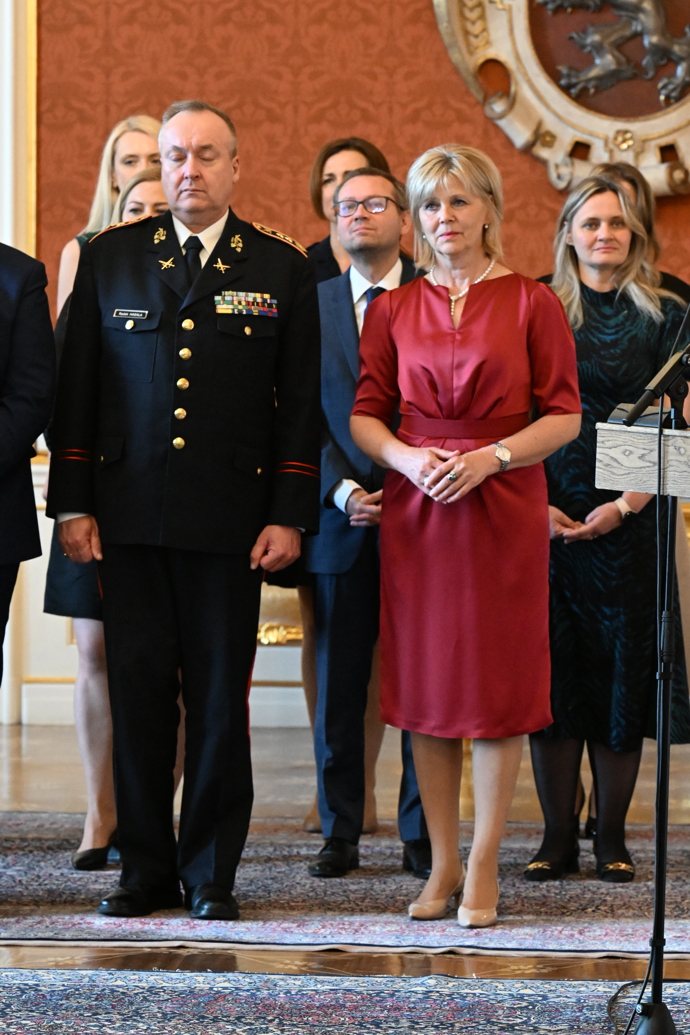 FOTO: Eva Pavlová doplnila šaty o perlový náhrdelník. – stránka 774