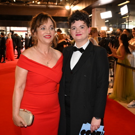 Alena Mihulová v doprovodu své dcery Karolíny.