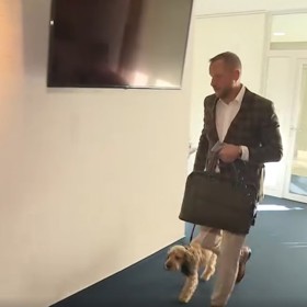 Generální ředitel České televize, Jan Souček, s prvním psem České televize, Čendou.