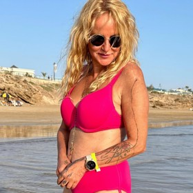 Vendula Pzingerová se nebojí dvoudílných vyztužených plavek.