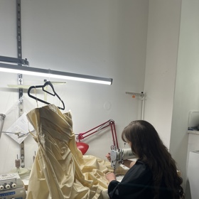 Šaty značka NANICHE z haute couture materiály zepředu vypadají jako koktejlky, ale zezadu mají vizáž dlouhé róby. 